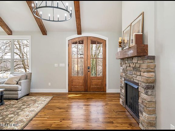 4th image of 233 Highland Dr