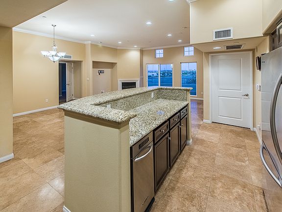 Kitchen / Living Room /Views