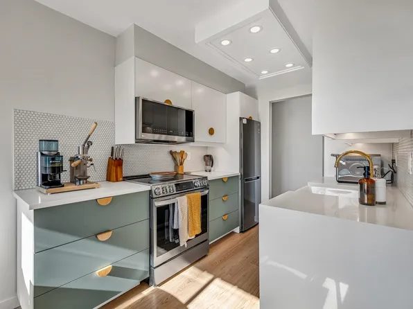 466 8th Ave E #504, New Westminster, BC V3L 4L2