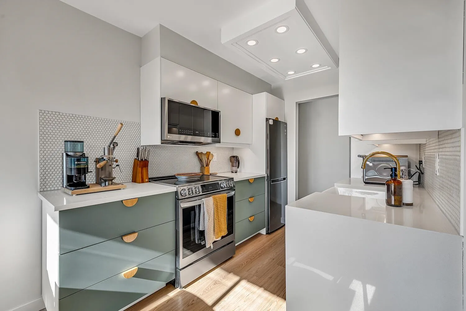 466 8th Ave E #504 photo 1