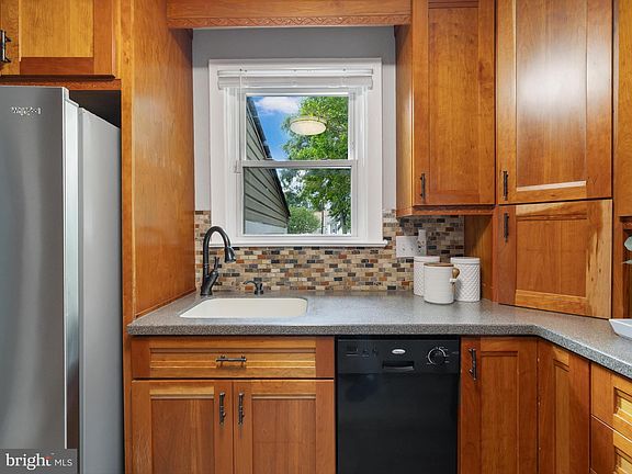5th image of 210 Oak Ln NW