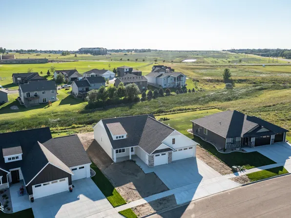 322 Flint Dr, Bismarck, ND 58503