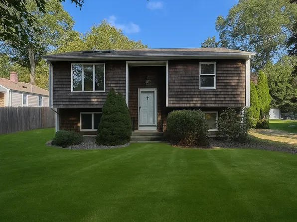 53 Wake Robin Trl, Saunderstown, RI 02874