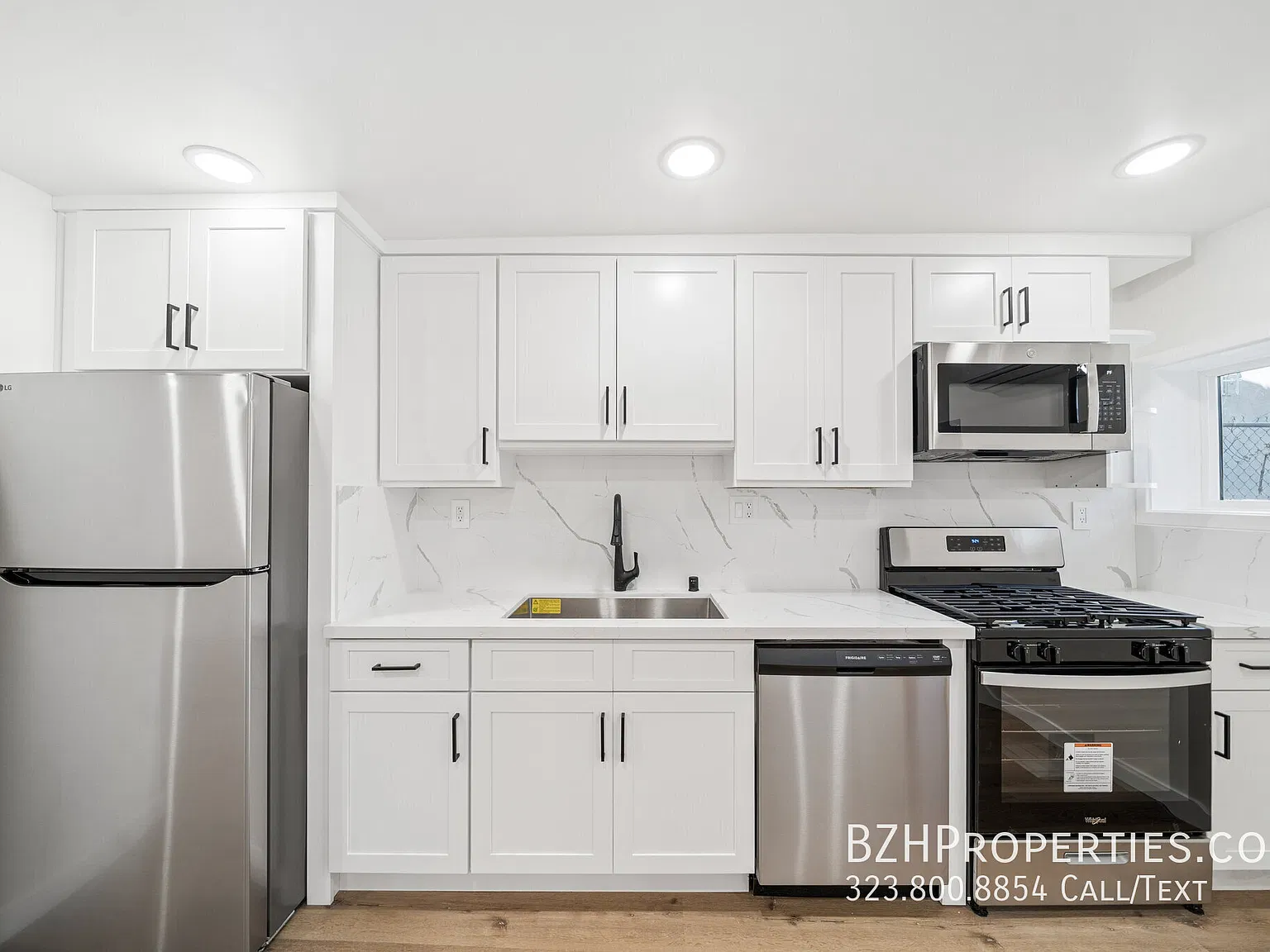 Modern West Hollywood Studio with Private Enclosed Patio — Photo 4
