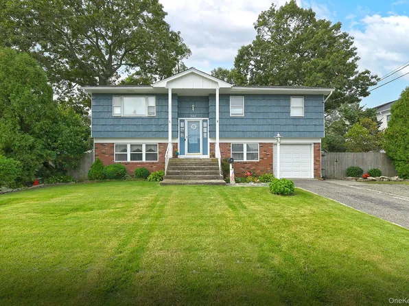 245 N Fulton Avenue, Lindenhurst, NY 11757