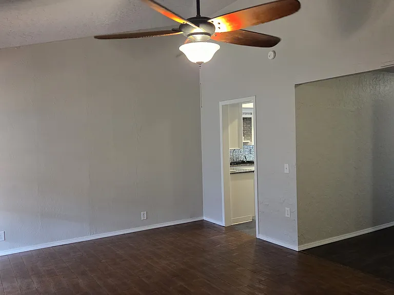 401 Norton Cir — Photo 9