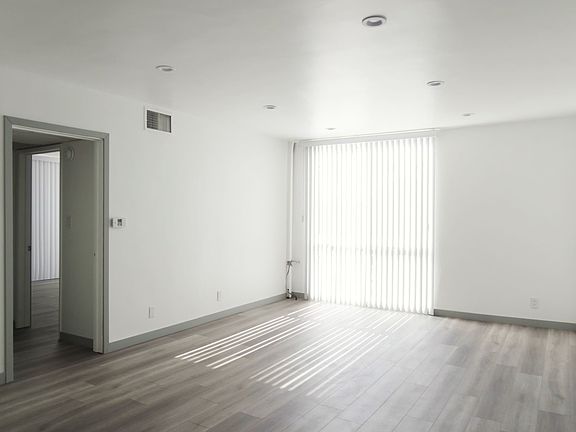 4th image of 1603 N Poinsettia Pl #114