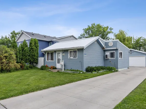 1330 16 1/2 St S, Fargo, ND 58103