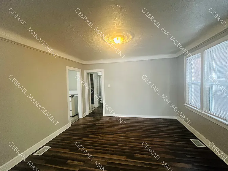 14828 Sussex St — Photo 2