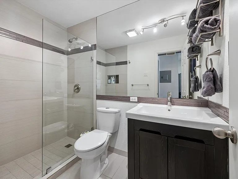 1510 W 6th St #206 — Photo 10