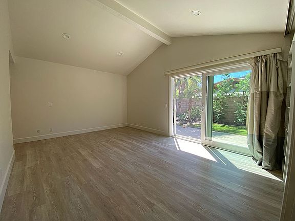 4th image of 935 S La Salle Cir