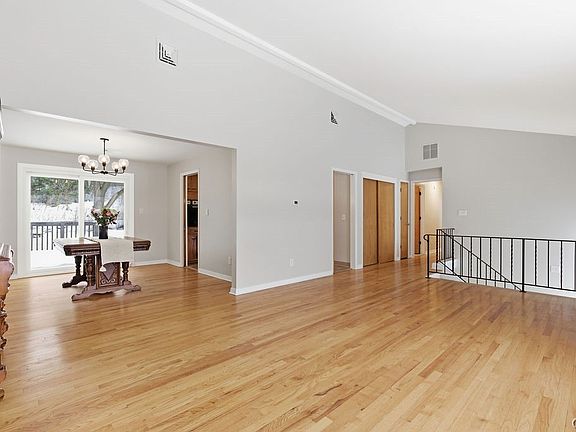 5th image of 300 Greenwood Rd