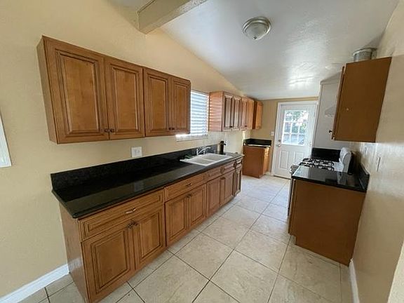 5th image of 606 N Camellia Ave