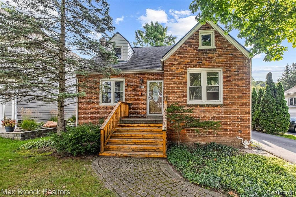 1433 Oakwood Ave, Sylvan Lake, MI 48320 MLS 20230076313 Zillow