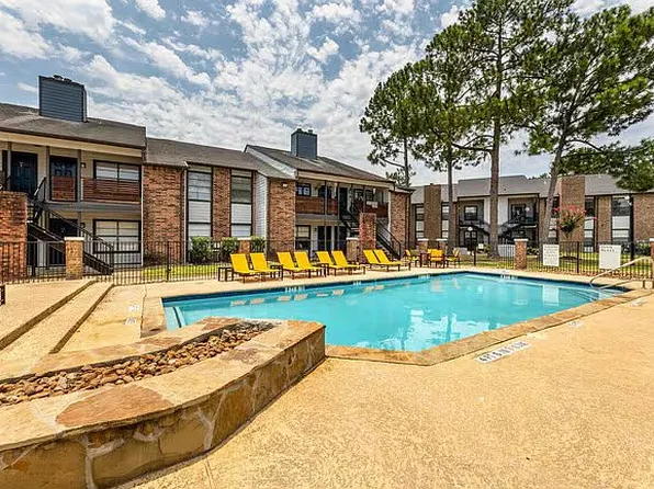 8200 Sunbury Ln, Houston, TX 77095