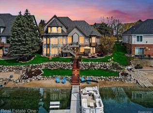 566 Bay Pointe Dr, Oxford, MI 48371