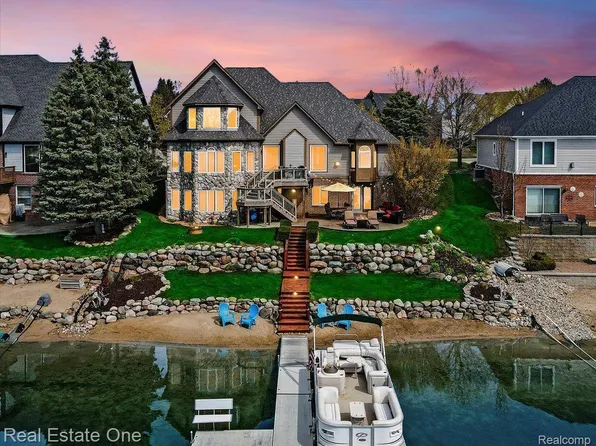 566 Bay Pointe Dr, Oxford, MI 48371