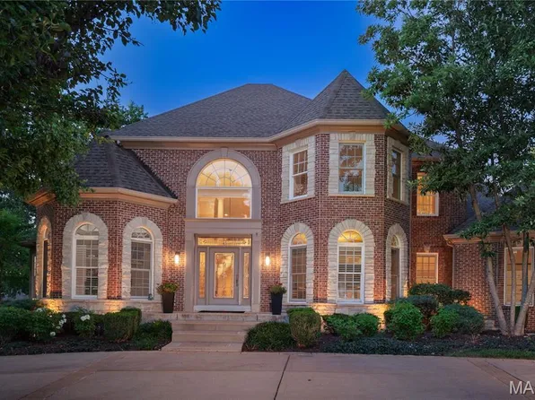 2900 Trafalgar Dr, Saint Louis, MO 63131