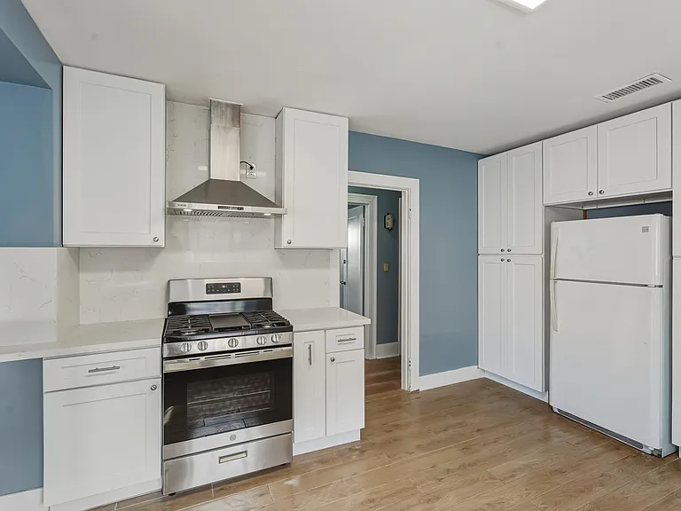 1174 N Alexandria Ave — Photo 9