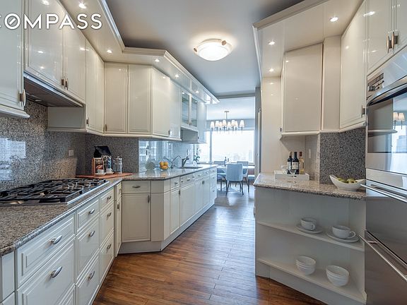 3rd image of 20 W 64th St APT 28DE