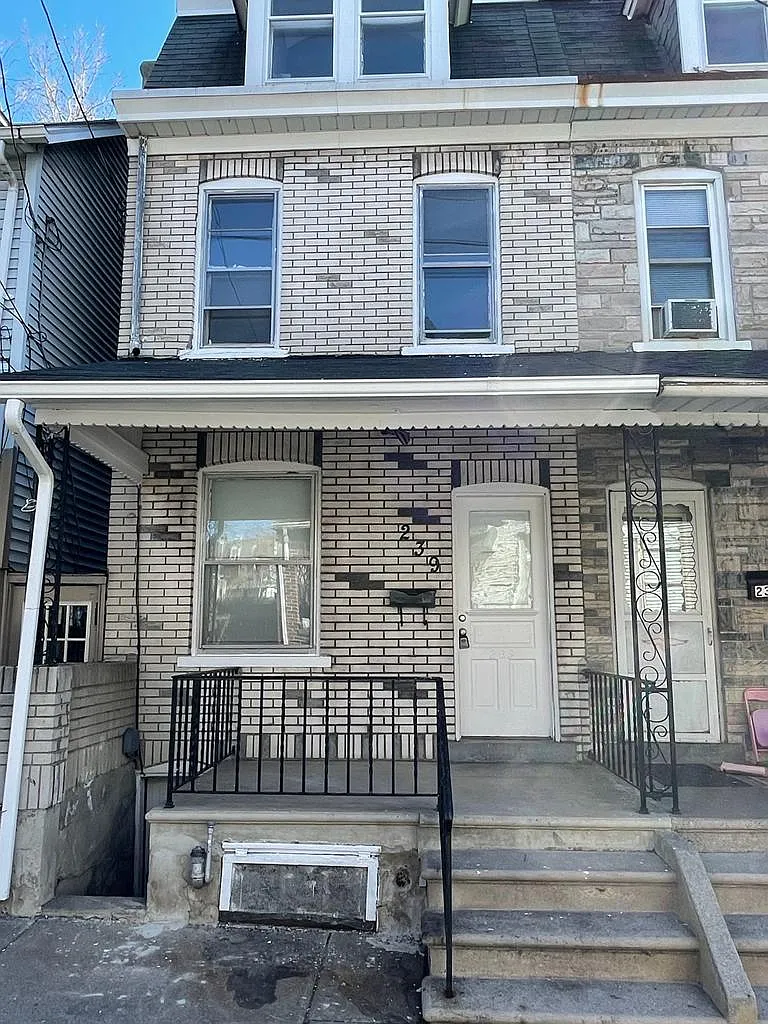 4 bed, 1241 sqft, $1,995 — Photo 1