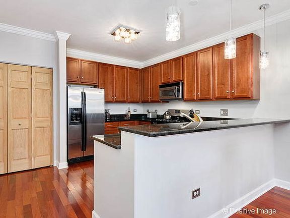 4th image of 1600 S Prairie Ave #1009