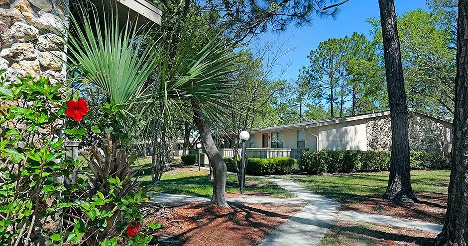 Kings Crossing Apartments — Photo 1