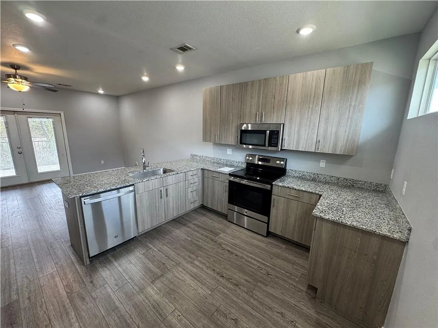 1520 Razorback Rd — Photo 3