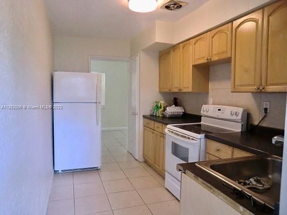 5th image of 2724 NE 32nd St #2730