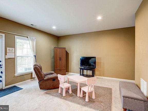 LOWER LEVEL FAMILY ROOM W/FULL BATH