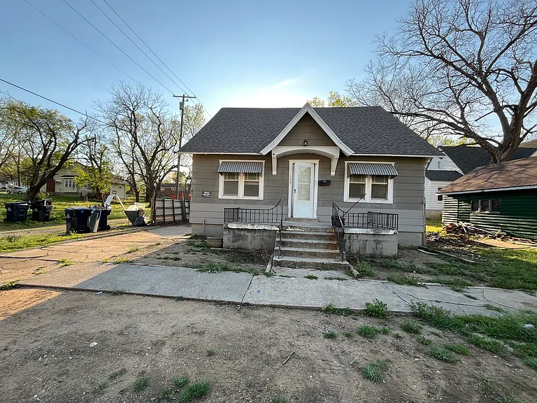 109 S Wald Ave — Photo 5