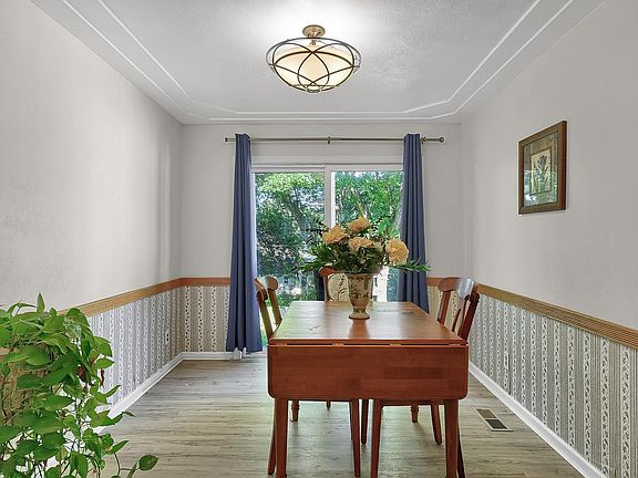 5th image of 70 Chateau Dr