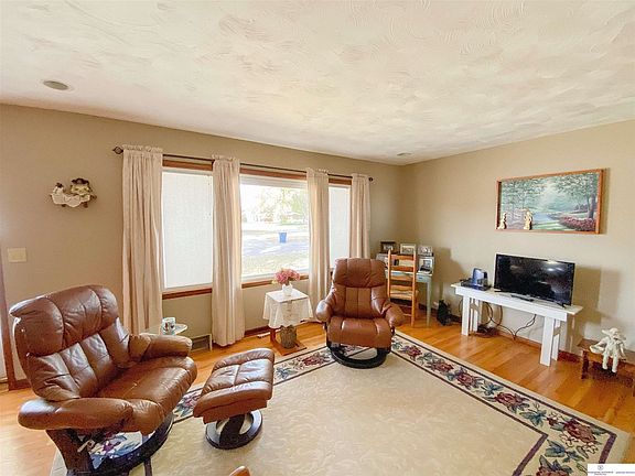 4th image of 1042 Davenport Ave