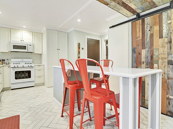2nd image of 23-18 Hoyt Ave S #1RENT