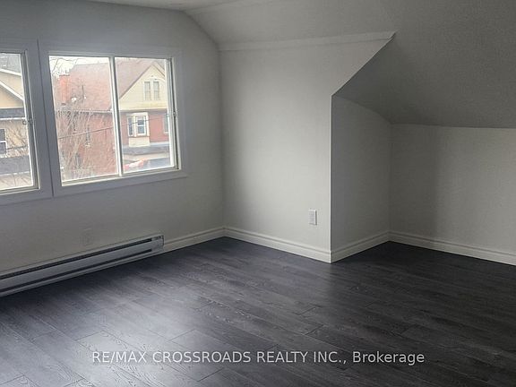 5th image of 152 Elgin St E