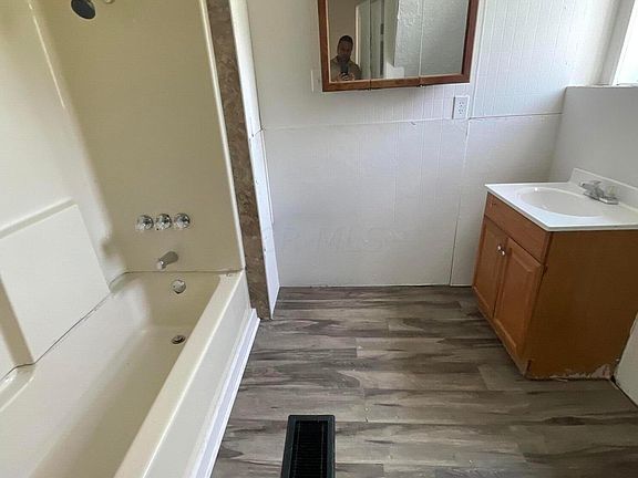 4th image of 213 Blaine Ave