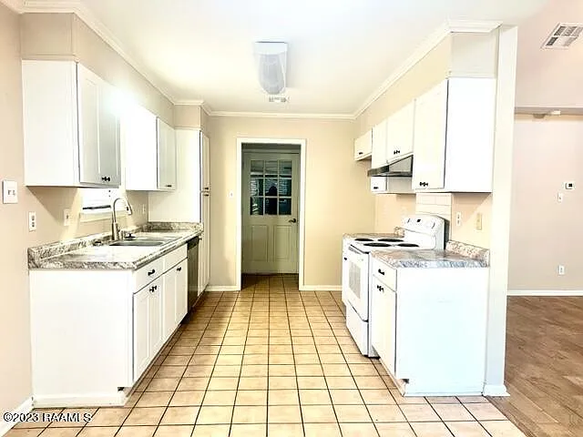 709 Rosedown Ln — Photo 5