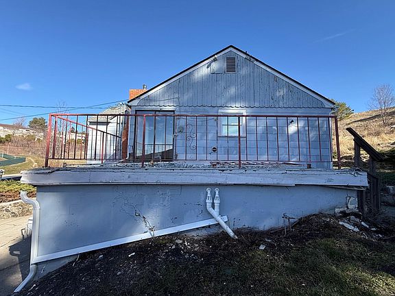 3rd image of 1275 NE Valley Rd