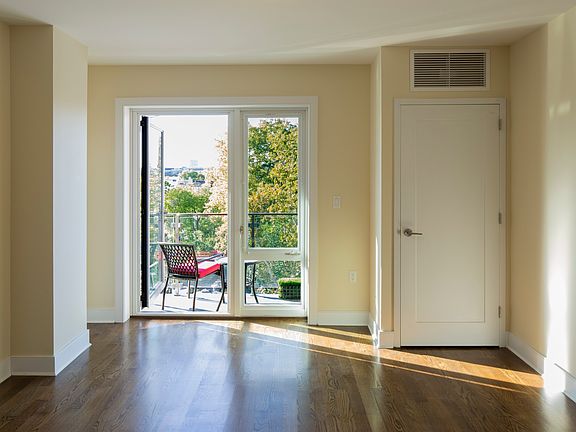 4th image of 2388 31st St APT 5E