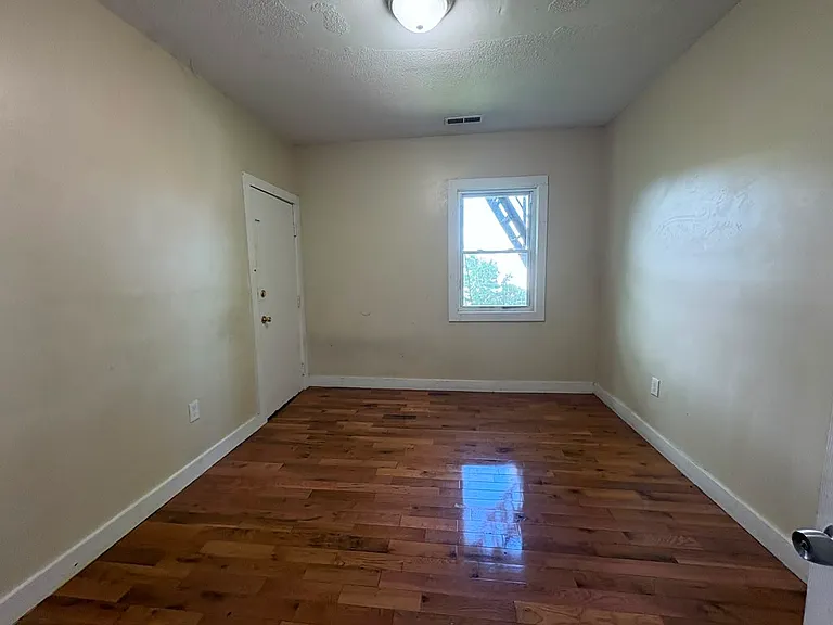 564 Howard Ave #2R — Photo 11
