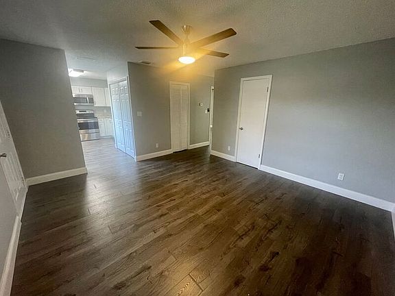 4th image of 910 Alicia Ave #1B
