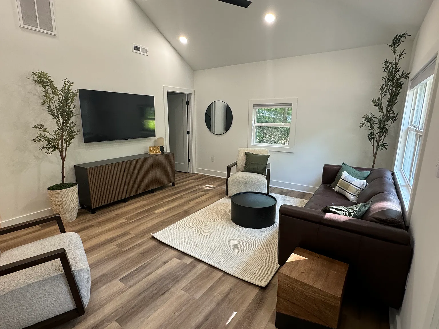 2 bed, 784 sqft, $2,100 — Photo 4