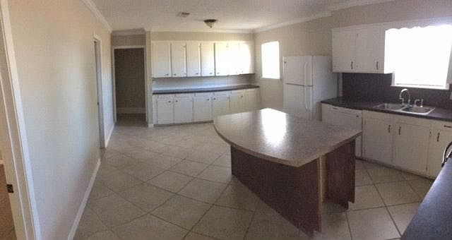 Large kitchen w. Island/bar lots of cabinets