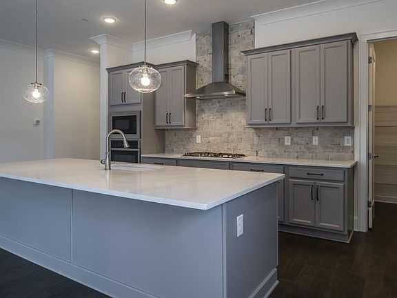 5th image of 385 Anglewood Ave