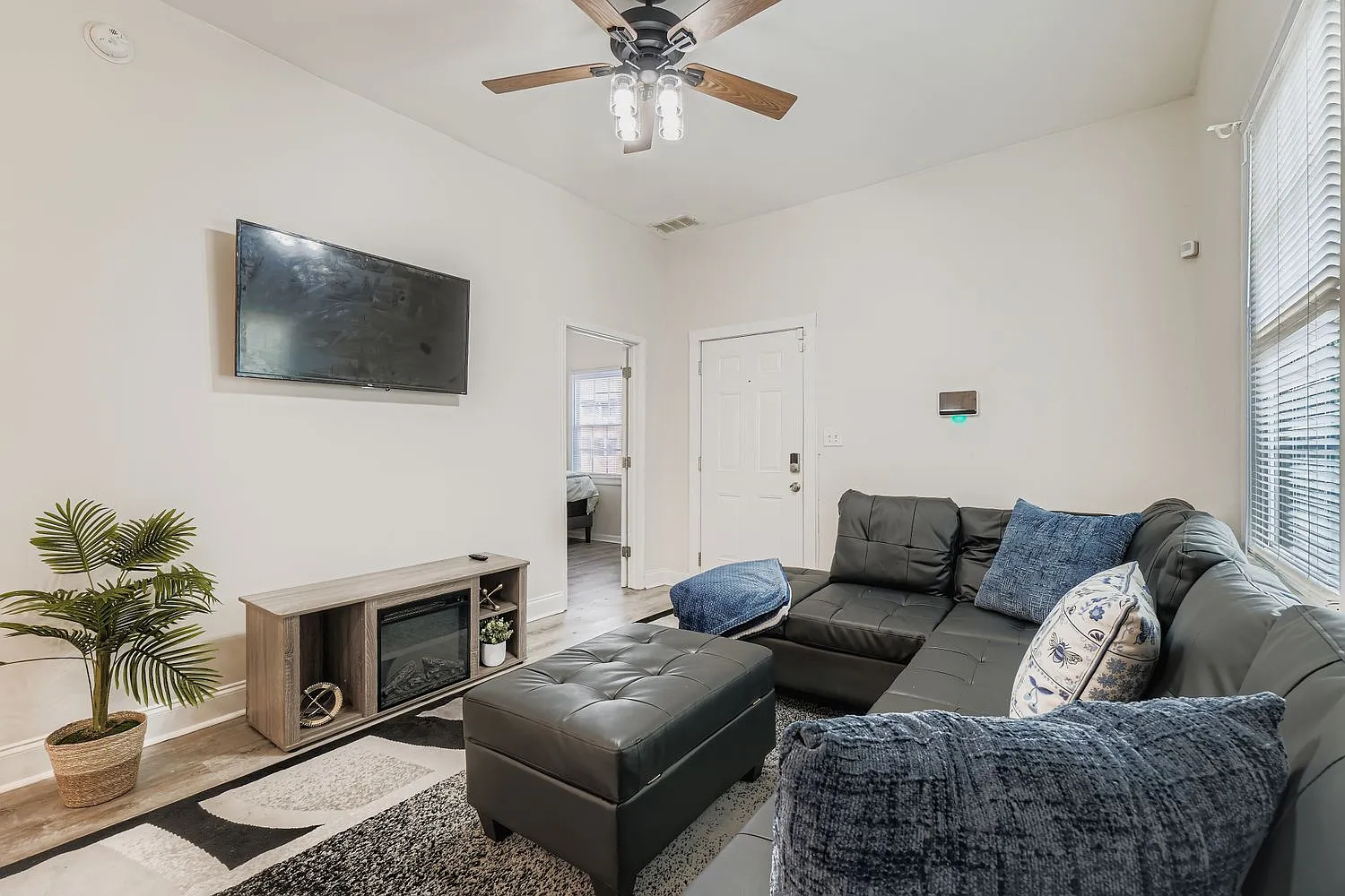 3 bed, 1134 sqft, $3,600 — Photo 2