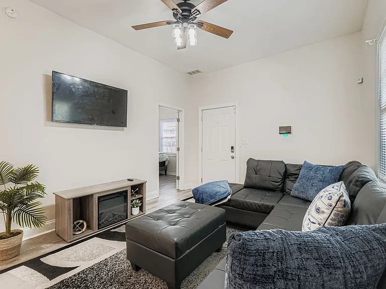 62 Weyman Ave SW — Photo 2