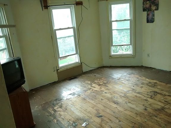 3rd image of 323 Grand St