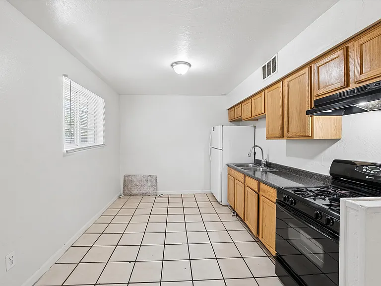 2133 W Adams St #3 — Photo 33