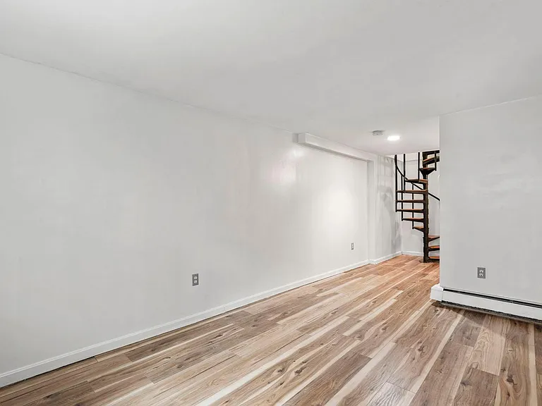 190 W 7th St #1 — Photo 18