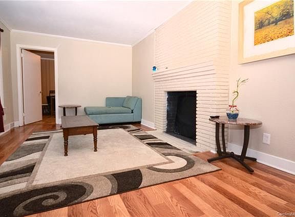 3rd image of 306 Stilwell Oaks Cres